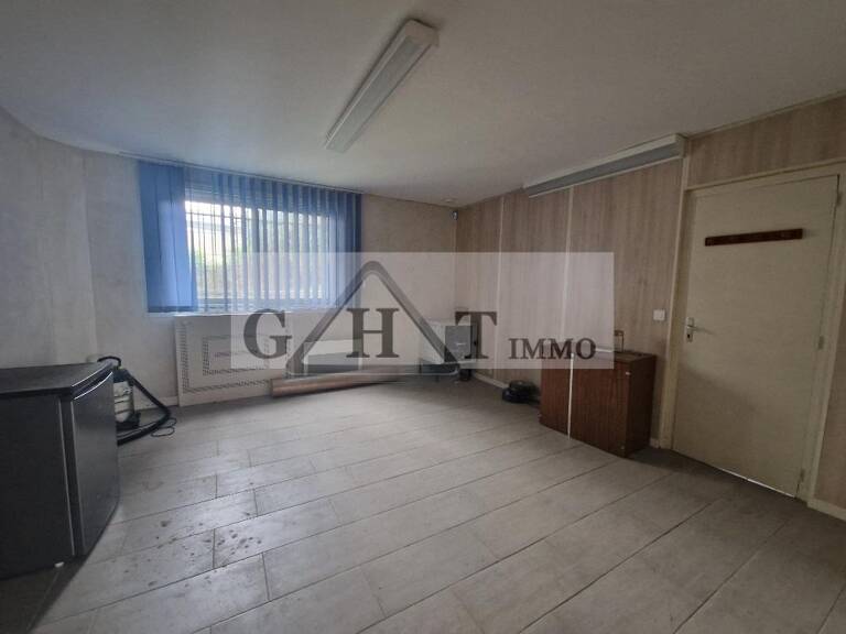 A LOUER 1150M² ENTREPOT ET BUREAUX A MEAUX — photo 1