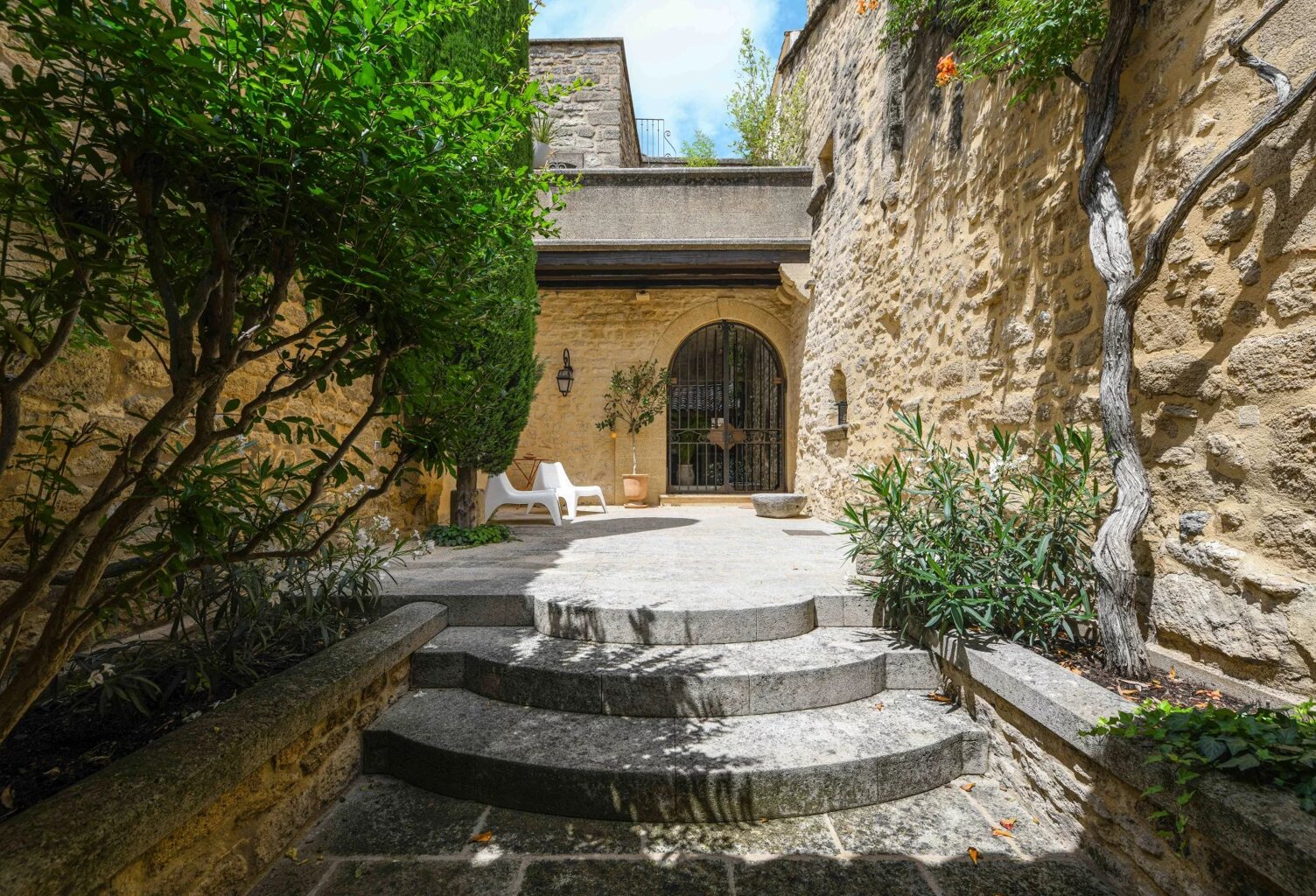 Charmante propriété de village, cour et terrasses — photo 1