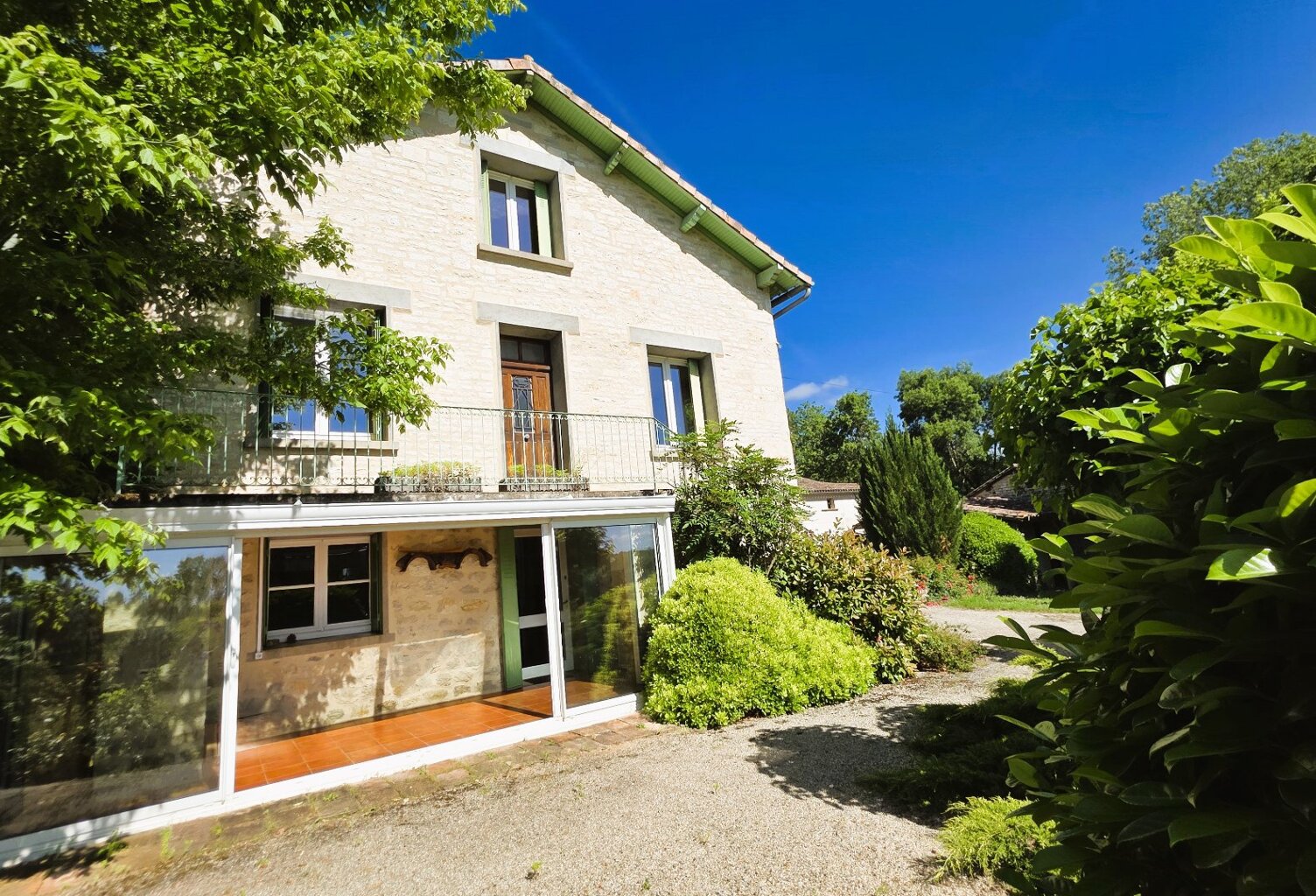 Maison et dépendances — photo 1