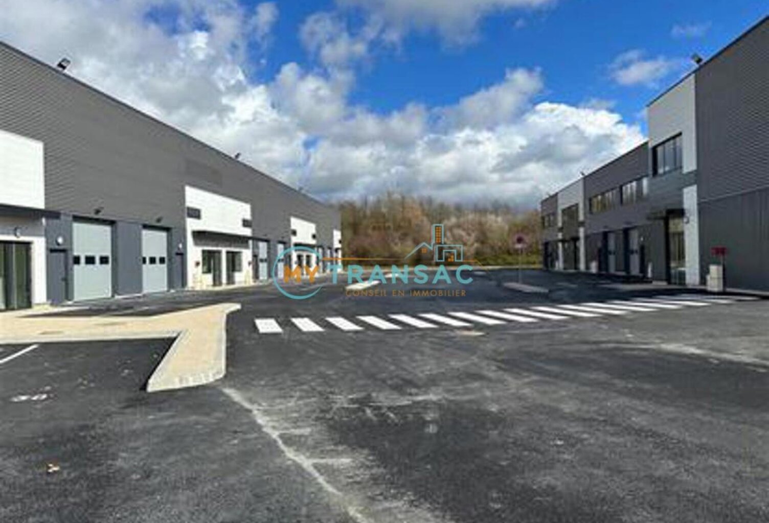 A LOUER 220m², 392m² et 512m² DE LOCAUX D'ACTIVITÉS NEUFS - HIGHLANDS PARK Savigny-Le-Temple — photo 1