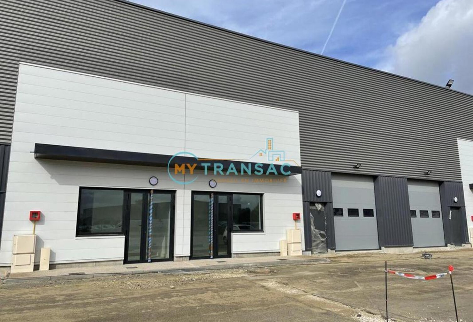 A LOUER 220m², 392m² et 512m² DE LOCAUX D'ACTIVITÉS NEUFS - HIGHLANDS PARK Savigny-Le-Temple — photo 1