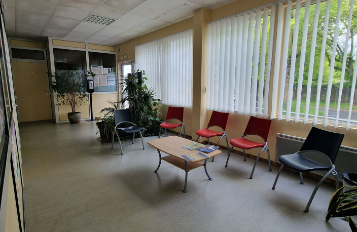 Location commerce  230 m² à Saintes (17100) — photo 2
