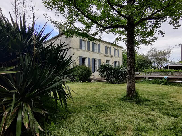 Gites. Ensemble immobilier comprenant deux maisons de caractere. — photo du bien