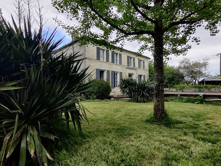 Gites. Ensemble immobilier comprenant deux maisons de caractere. — photo 1