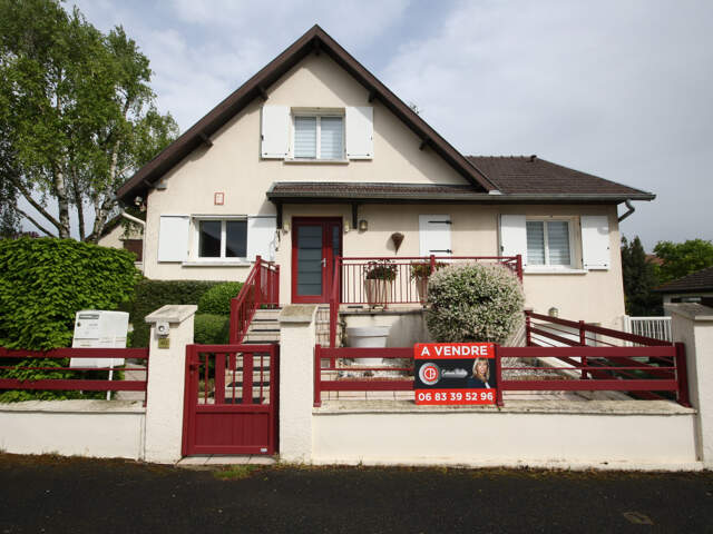 Exclusivite ! St Memmie maison familiale sur beau terrain arboré. 5 chambres et sous sol tota — photo du bien