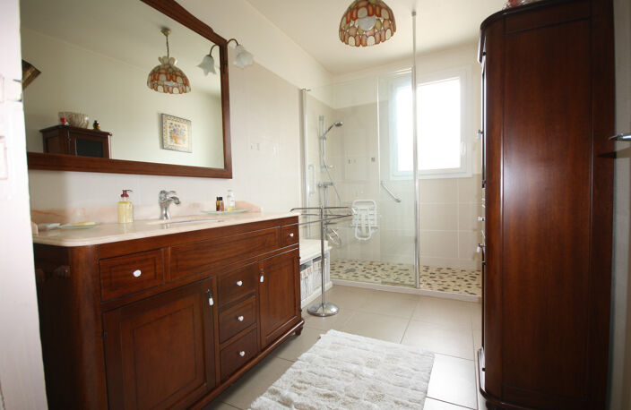 Exclusivite ! St Memmie maison familiale sur beau terrain arboré. 5 chambres et sous sol tota — photo 5