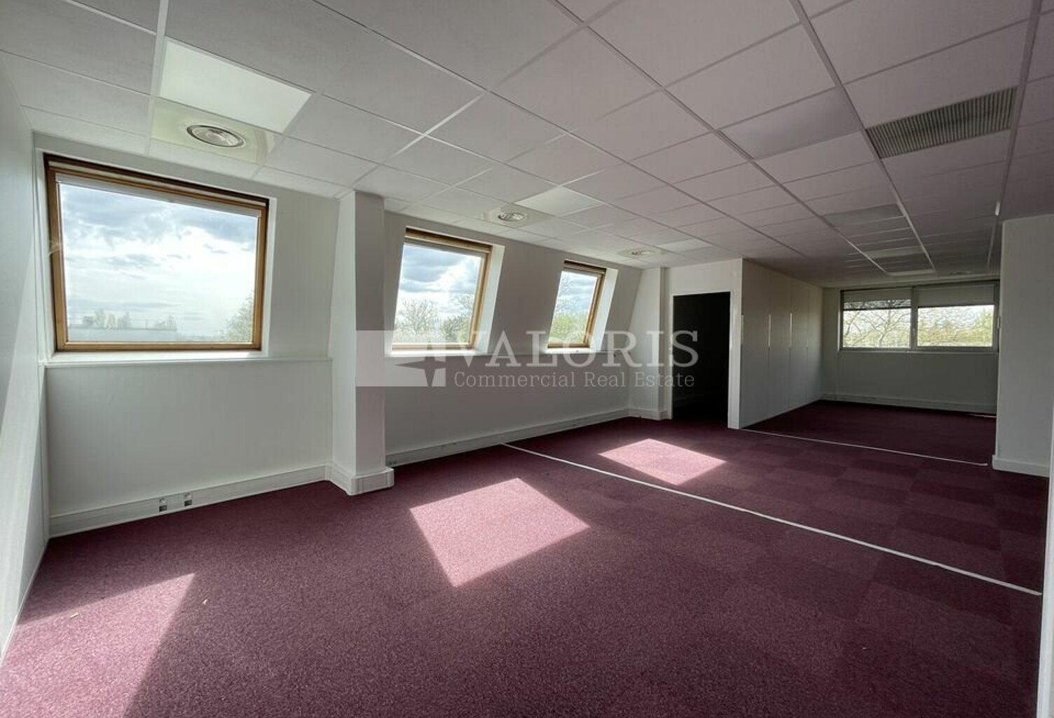 BUREAUX à LOUER — photo 1