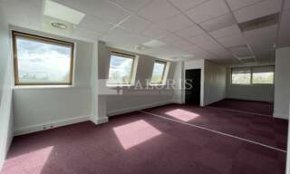 Bureau  255 m² à louer à Bron (69500)