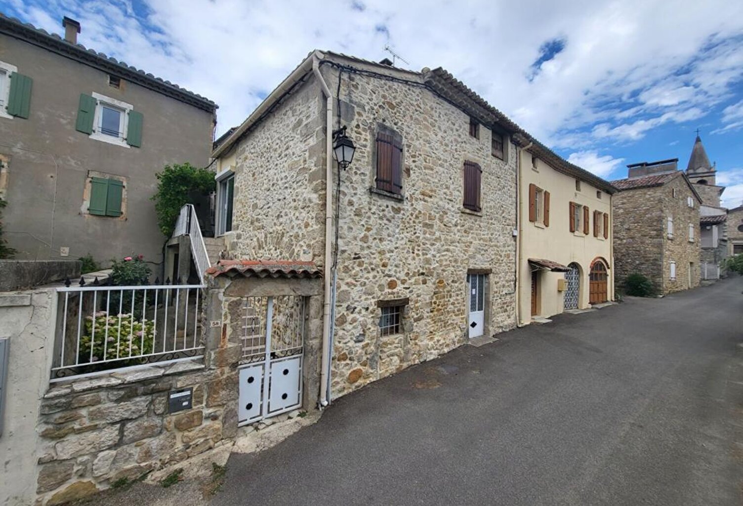 Maison de village en pierre — photo 1