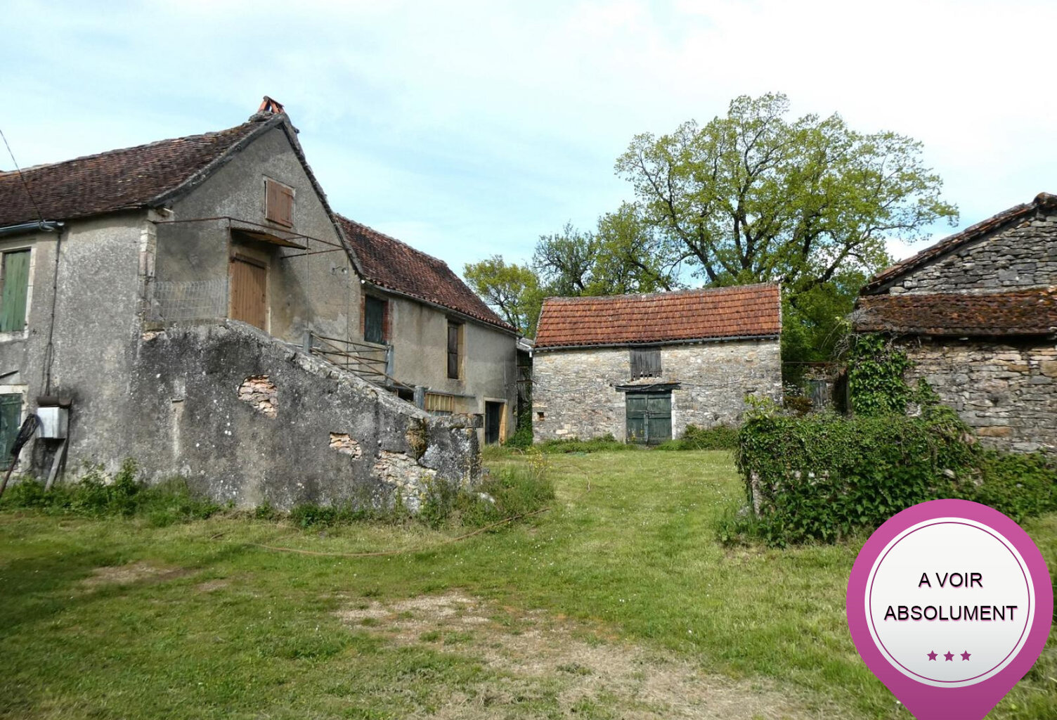 Très belle opportunité ! Secteur LIMOGNE-EN-QUERCY 46260 corps de ferme, maison, grange et dépendances. — photo 1