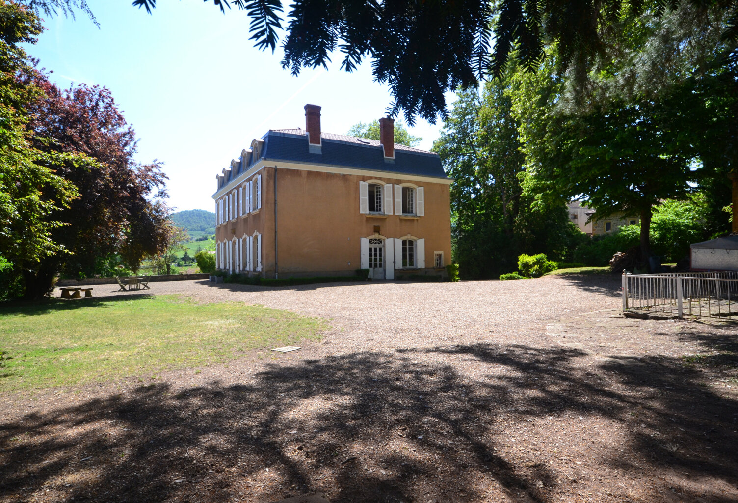 NORD OUEST LYONNAIS, PROPRIETE DE FAMILLE, 600 m2 hab., - Parc clos et arboré 4 900 m2 — photo 1