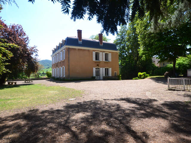NORD OUEST LYONNAIS, PROPRIETE DE FAMILLE, 600 m2 hab., - Parc clos et arboré 4 900 m2 — photo du bien