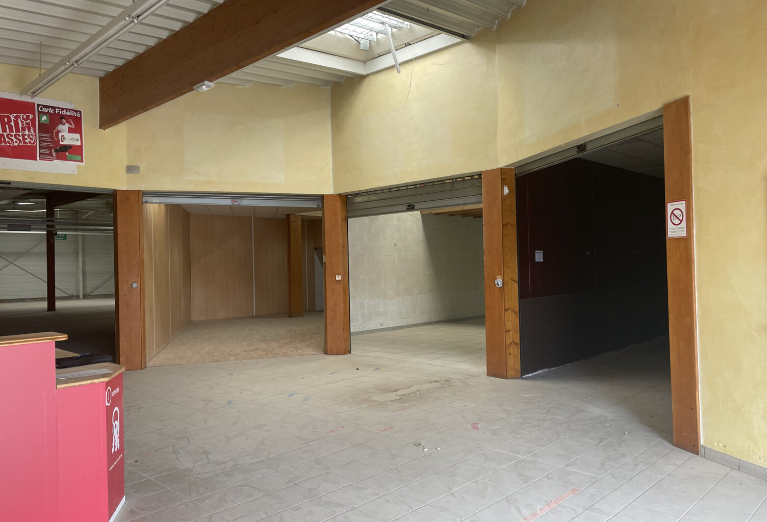 Local commercial de 70 m2 à louer dans galerie marchande à Anneyron — photo 1