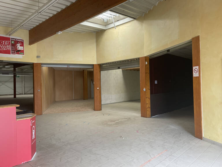 Local commercial de 70 m2 à louer dans galerie marchande à Anneyron — photo 1