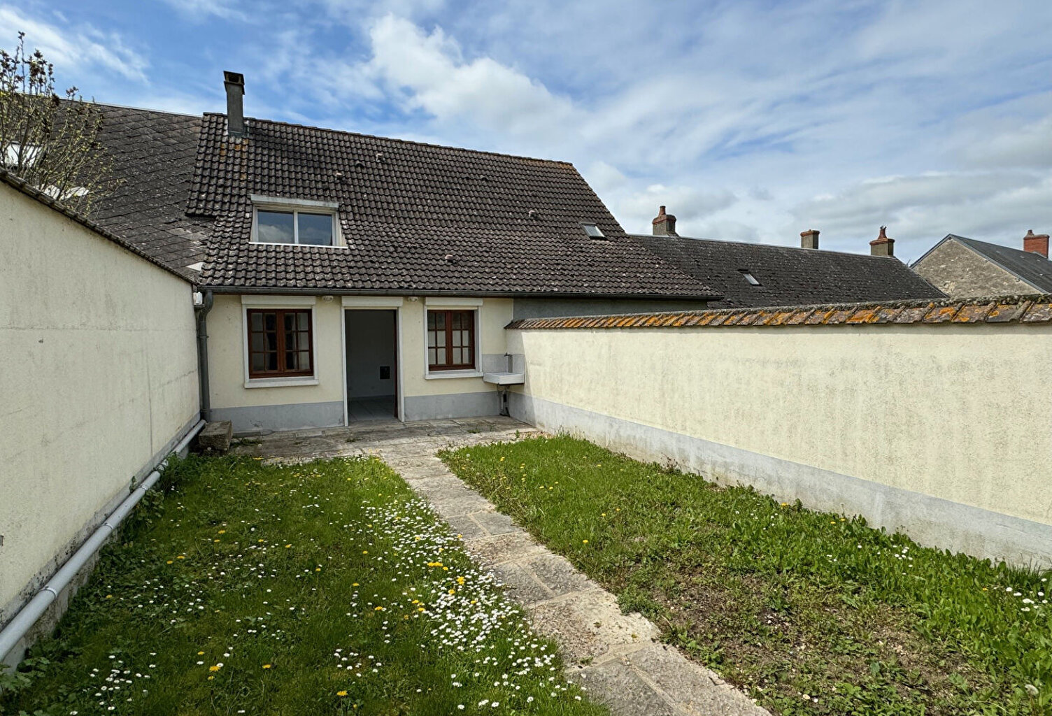 Immeuble La Chapelle Saint Ursin LOCAL ET APT 5 pièce(s) 83 m2 — photo 1