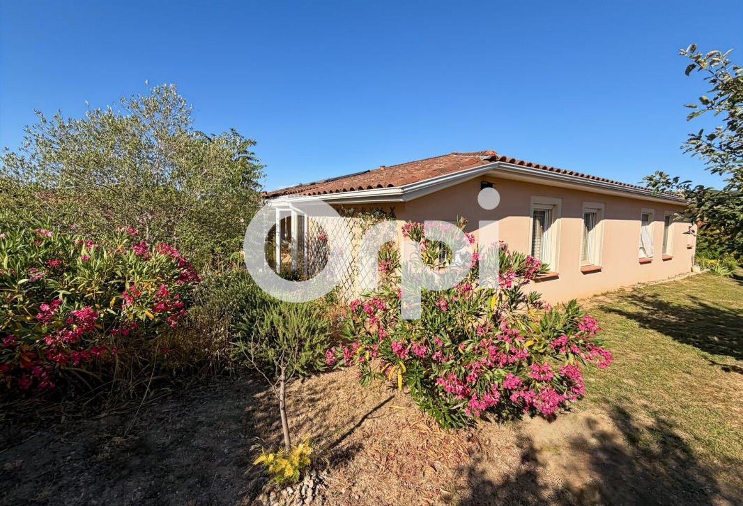 Maison de plain pied proche du centre avec véranda, cellier et garage — photo 1