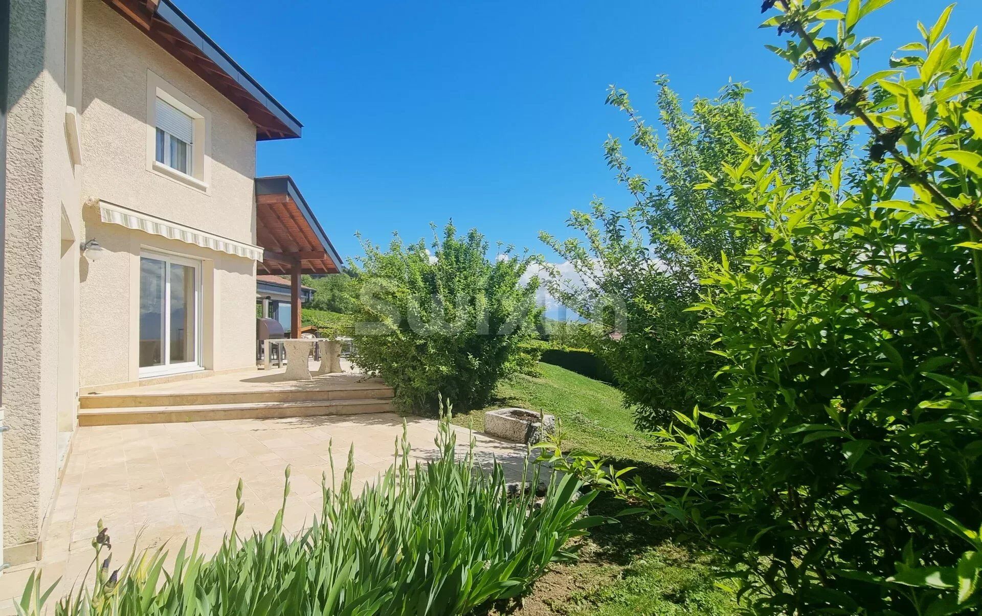 Villa d'architecte de 2003 avec piscine, vue dégagée