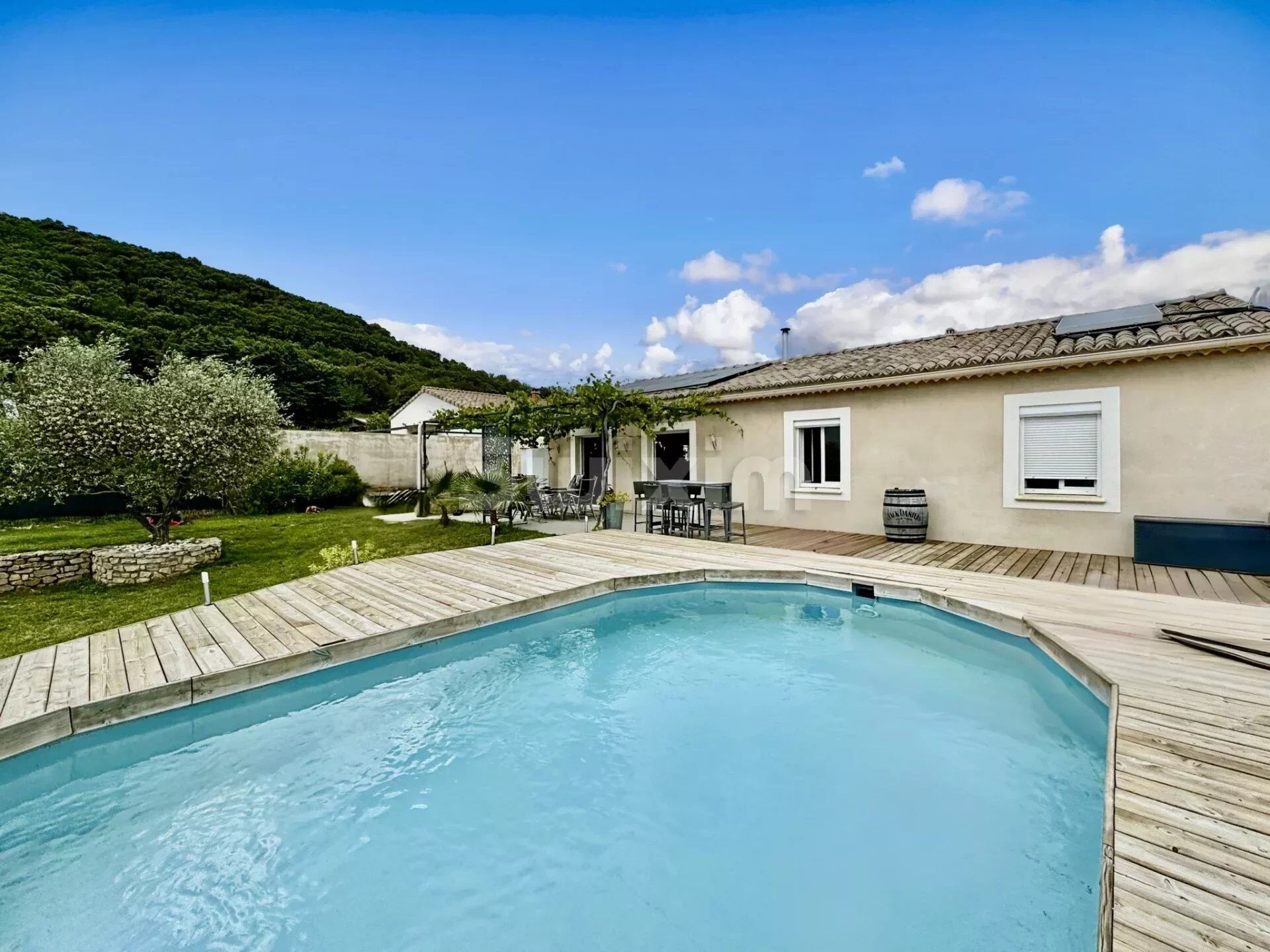 Villa plain pied avec jardin et piscine vue ventoux 3 chambres g