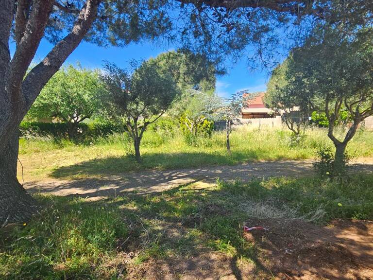 Terrain constructible à vendre à Mar Vivo 83500 (emprise 0.25 R+1)au calme et proche de toutes les commodités — photo 1