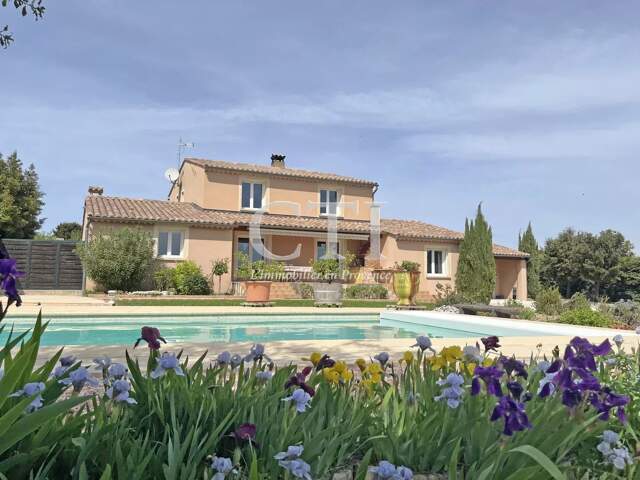 Élégante villa provençale avec piscine et vues majestueuses — photo du bien