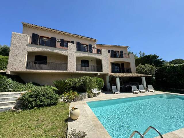 SUPER CANNES – ÉLÉGANTE VILLA 5 PIÈCES AVEC PISCINE ET VUE PANOR — photo du bien