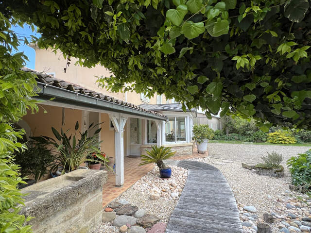 Maison girondine 260 m2 avec jardin et piscine 33190 La réol — photo du bien