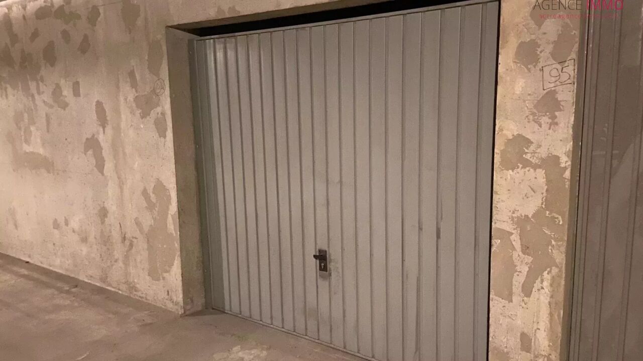 garage  pièces 12 m2 à louer à Lyon 8 (69008)