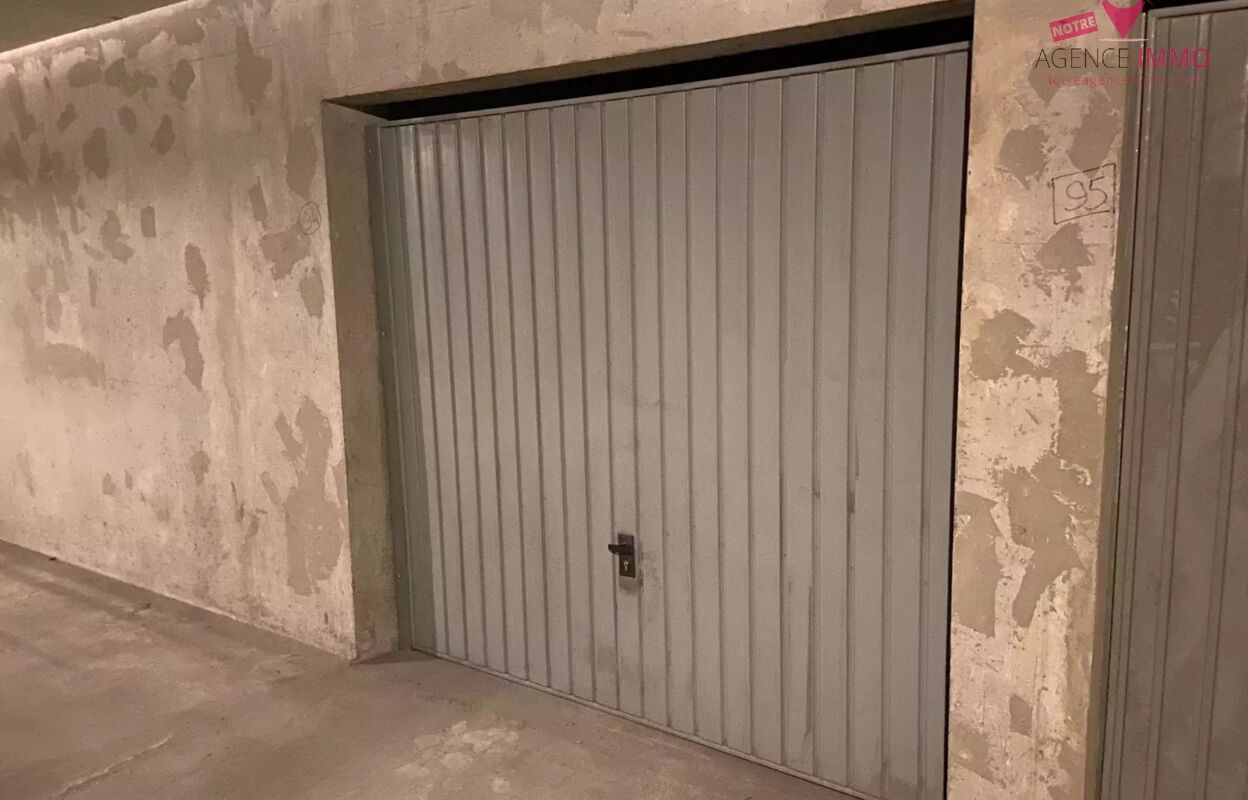 garage  pièces 12 m2 à louer à Lyon 8 (69008)