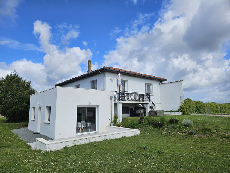 Maison à SAINTES rive gauche — photo 1