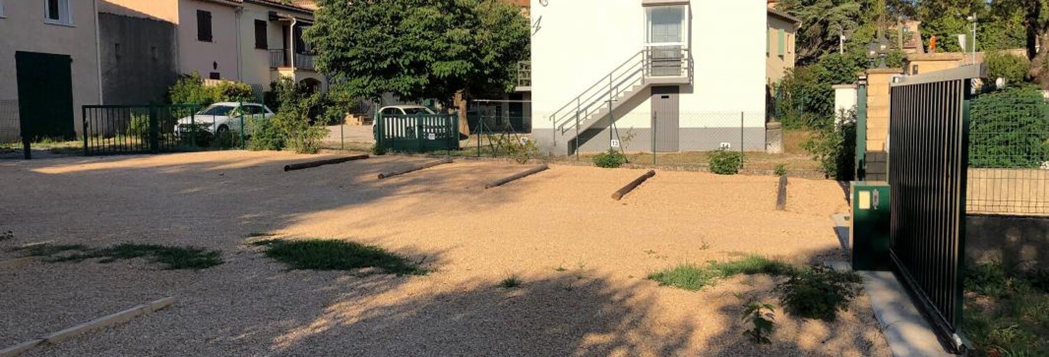 Garage   m² à louer à Saint-Maximin-la-Sainte-Baume (83470)