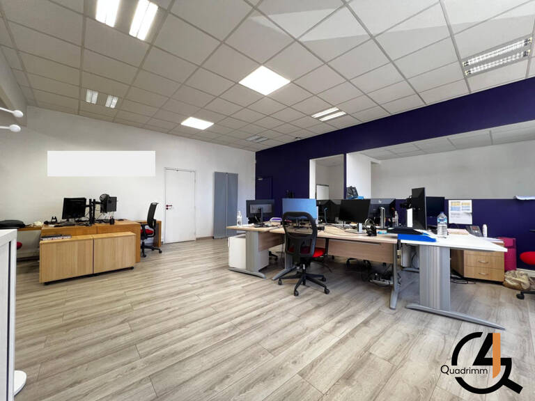 Local commercial de 114m2 avec stockage et parking — photo 1