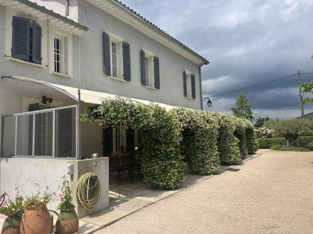 La Crau/ Hyeres: Bastide du XIXème siècle  au milieu d'un vig... — photo du bien
