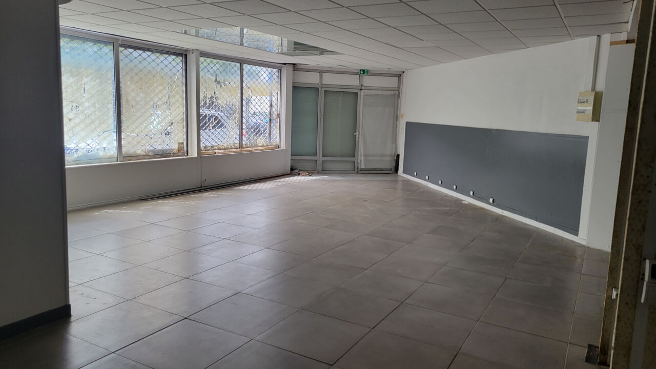 commerce  pièces 110 m2 à louer à Les Abymes (97139)