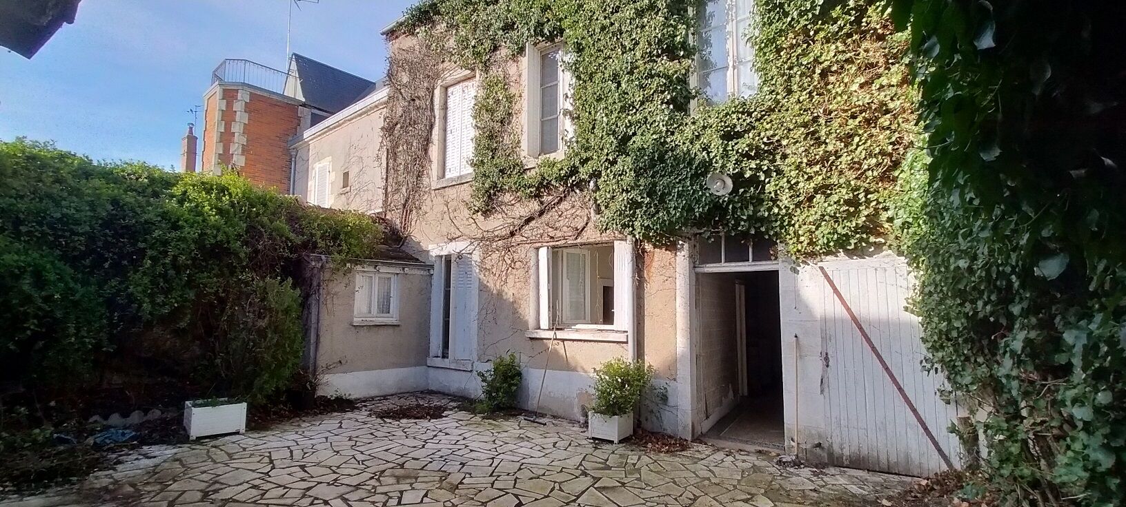 Maison Bourgeoise de 162 m2 à rénover, 5 chambres, dépendances, cour et jardinet clos