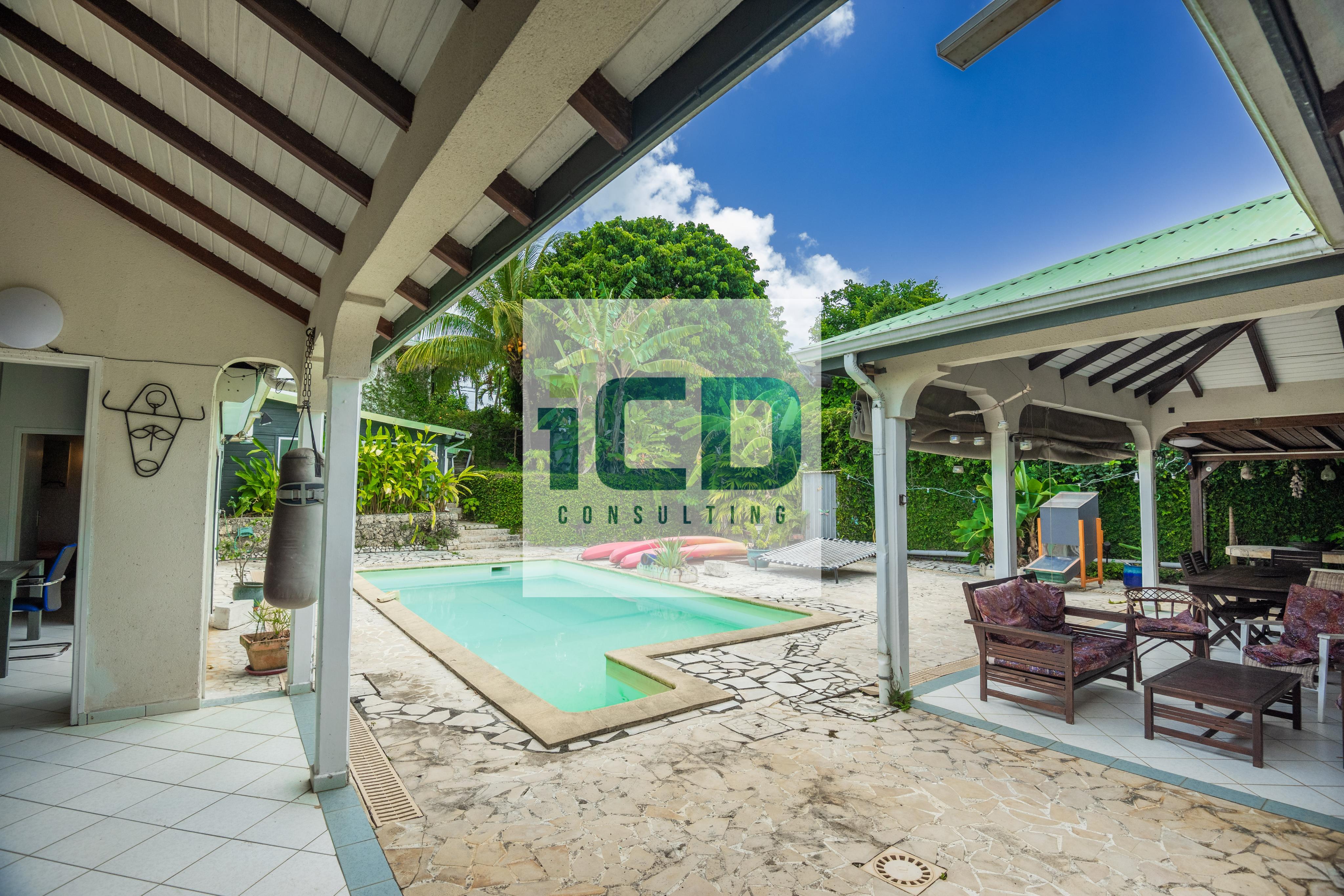 A vendre maison T8 sur Baie-Mahault avec T2, studio + Piscine Eco responsable