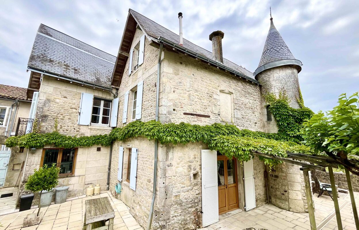 maison 9 pièces 209 m2 à vendre à Charroux (86250)