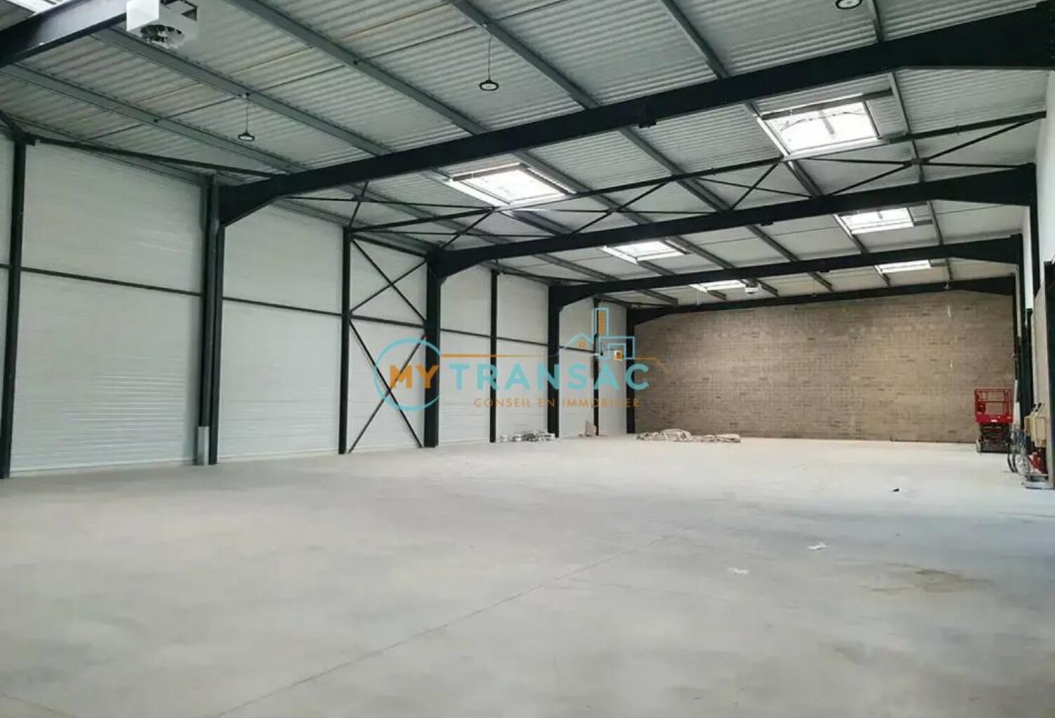 A Vendre Locaux Neufs à partir de 630m² situé à Buchelay — photo 1