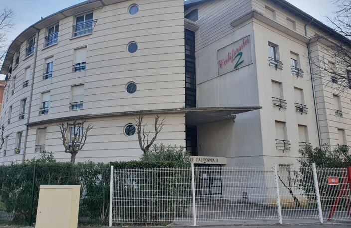 Studio meublé avec balcon et parking — photo 2
