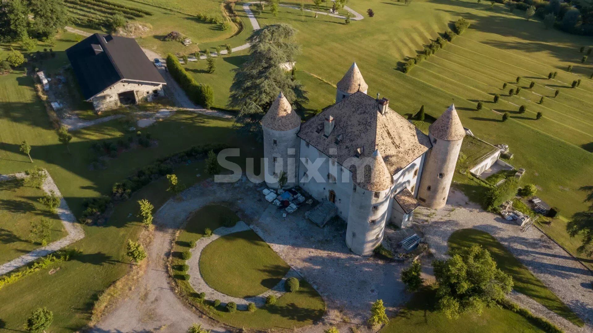 Majestueux Château du XVème Siècle