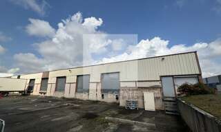 Commerce  1298 m² à louer à Corbas (69960)