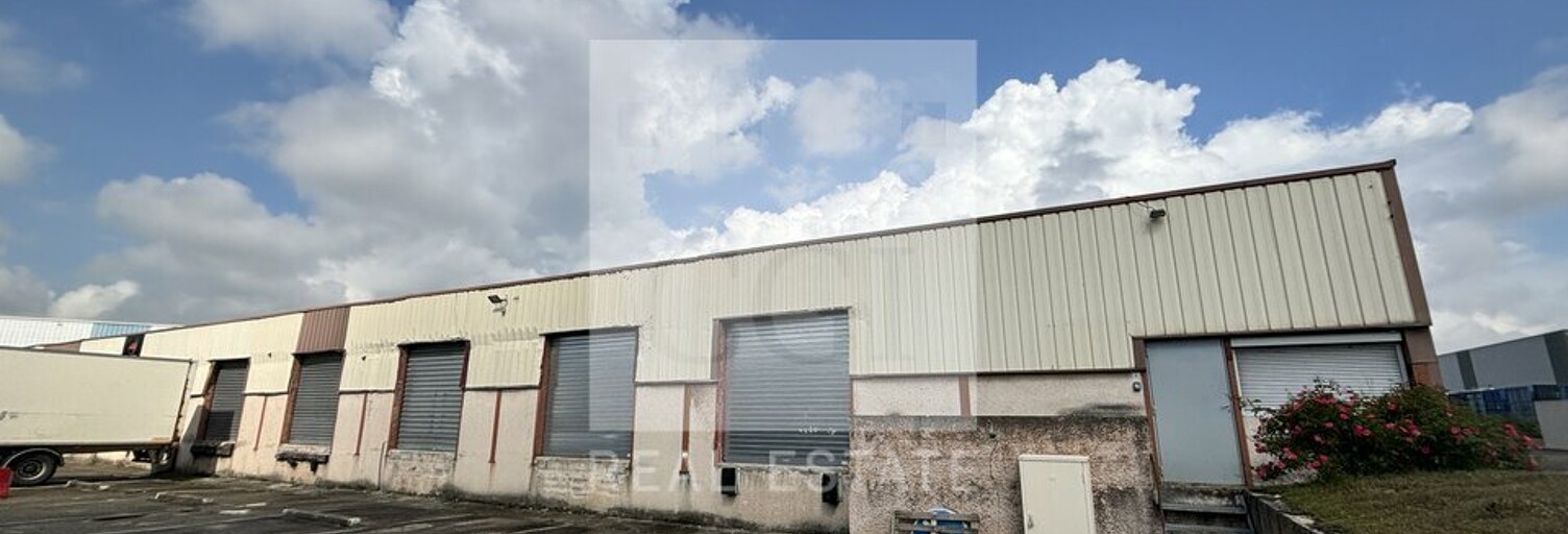 Commerce  1298 m² à louer à Corbas (69960)