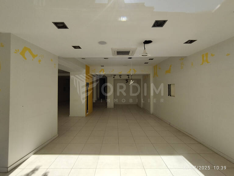 AUXERRE  A COTE DU MONOPRIX -  SUPERBE EMPLACEMENT  LOCAL COMMERCIAL DE 129M² — photo 1