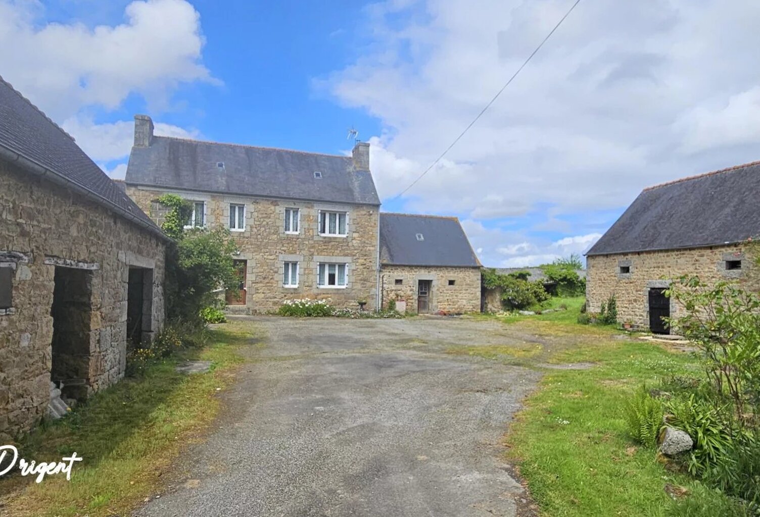 BEL ENSEMBLE IMMOBILIER À RÉNOVER — photo 1