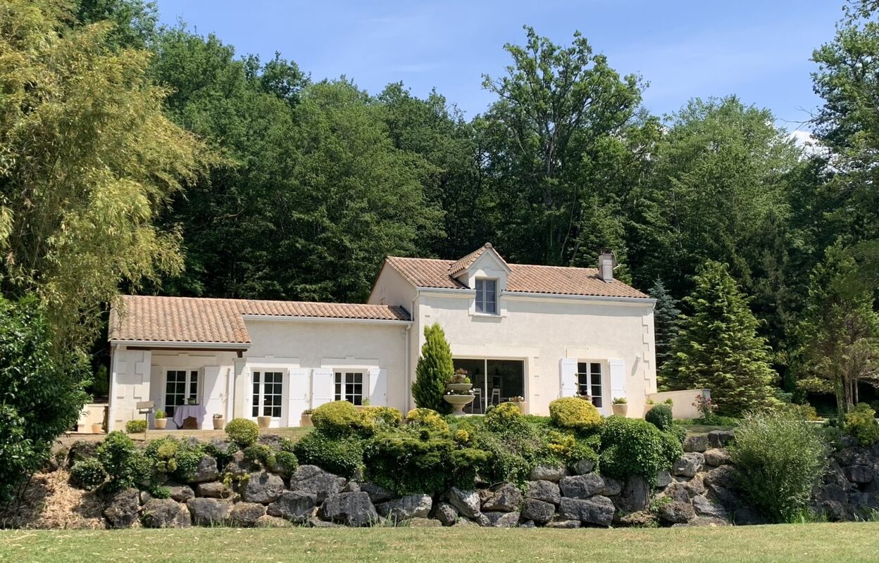 maison 6 pièces 245 m2 à vendre à Rougnac (16320)