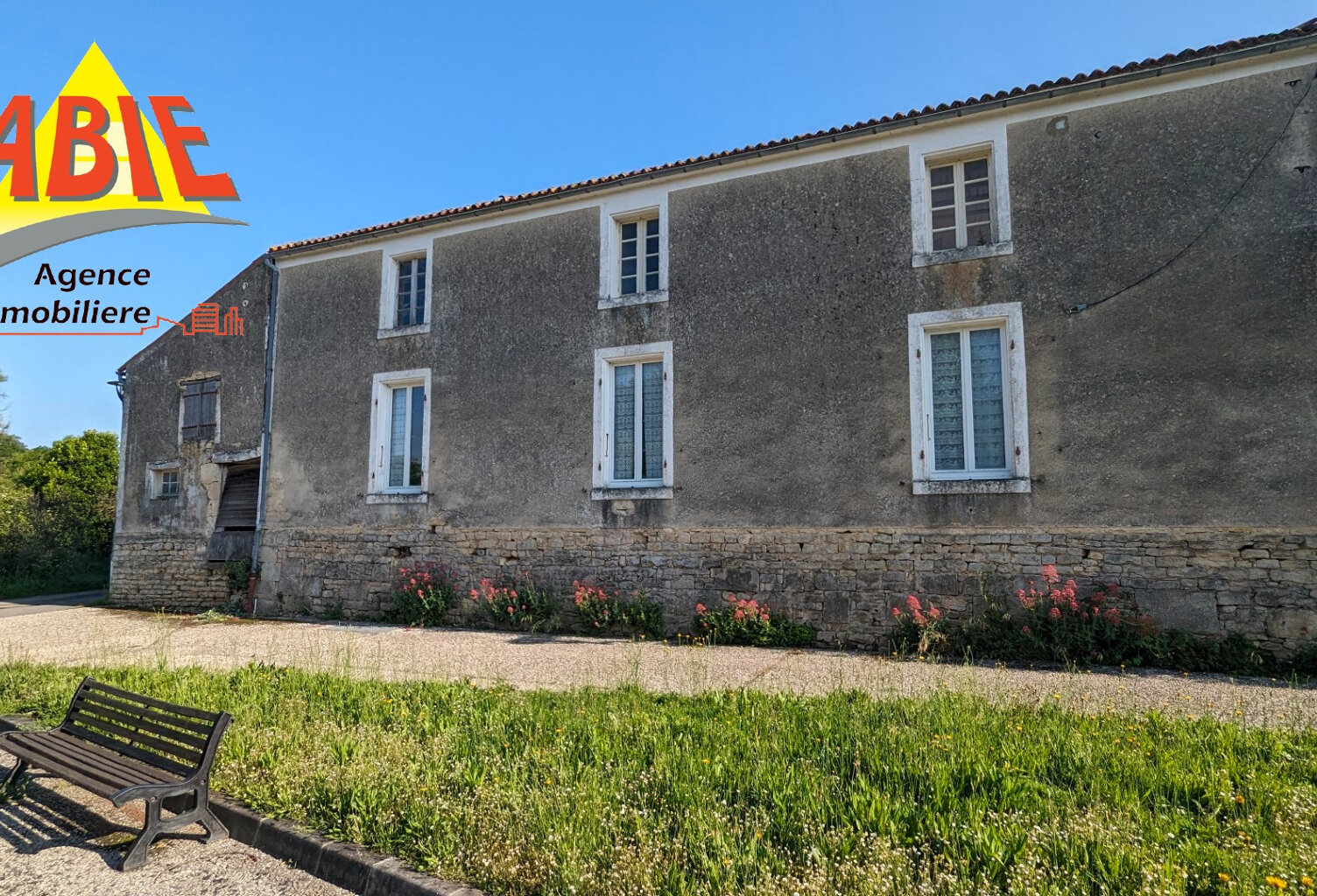 Maison de bourg à rénover entièrement sur Maillé Marais Poit — photo 1