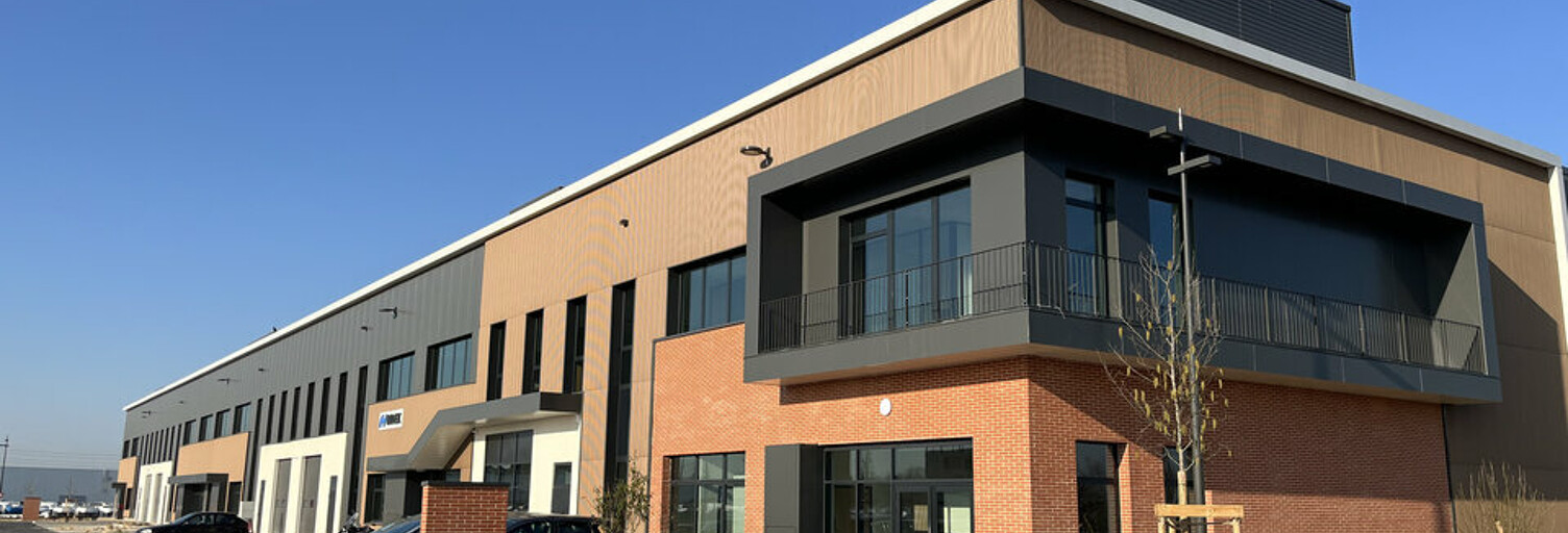 Commerce  5012 m² à louer à Saint-Priest (69800)