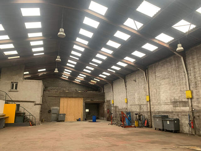 A vendre. Entrepôt / local industriel. Plougoulm. — photo du bien