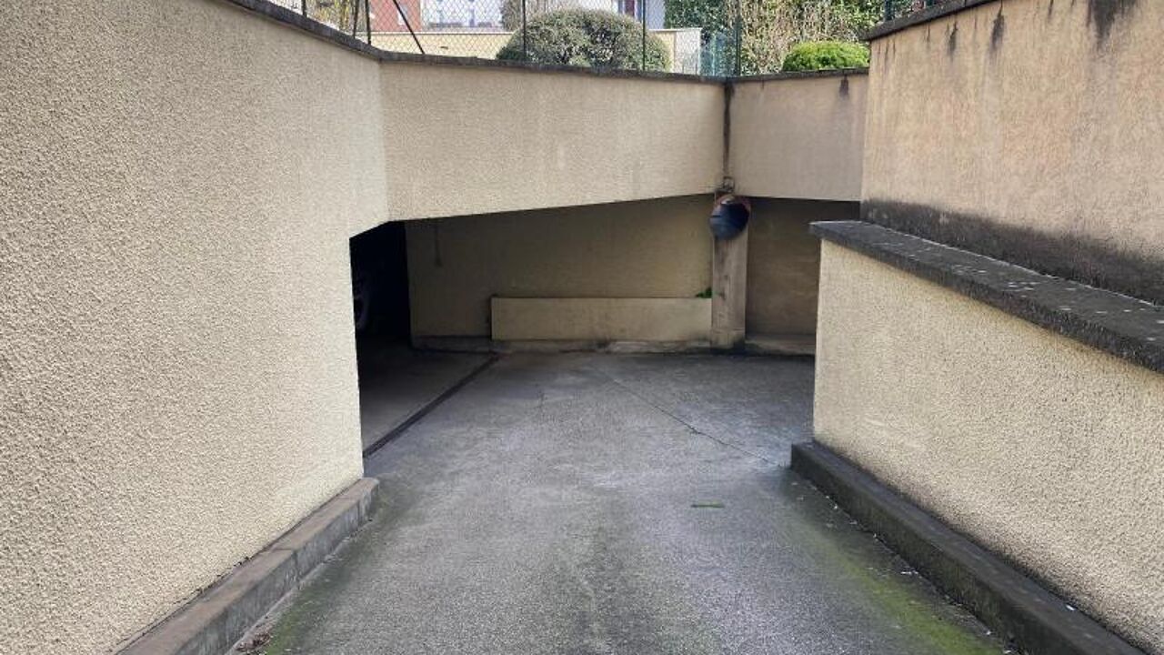 garage  pièces 10 m2 à louer à Villeurbanne (69100)