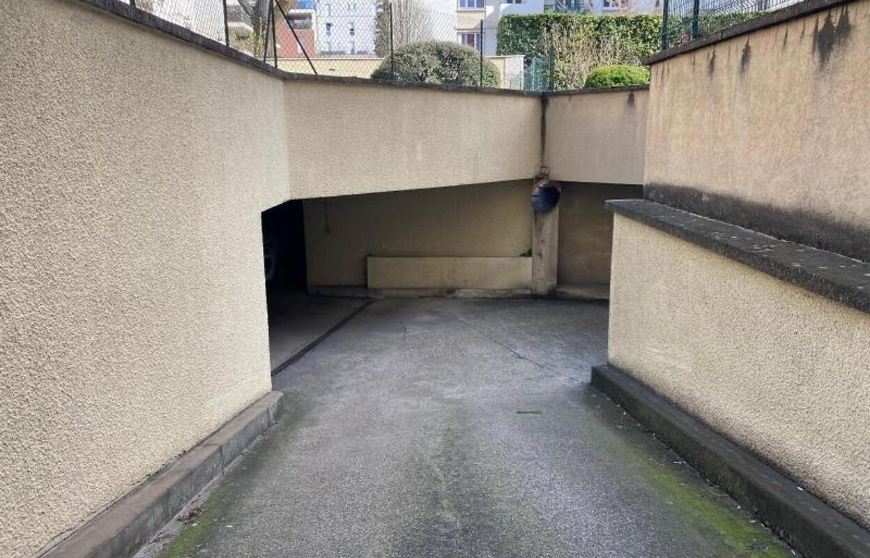 garage  pièces 10 m2 à louer à Villeurbanne (69100)