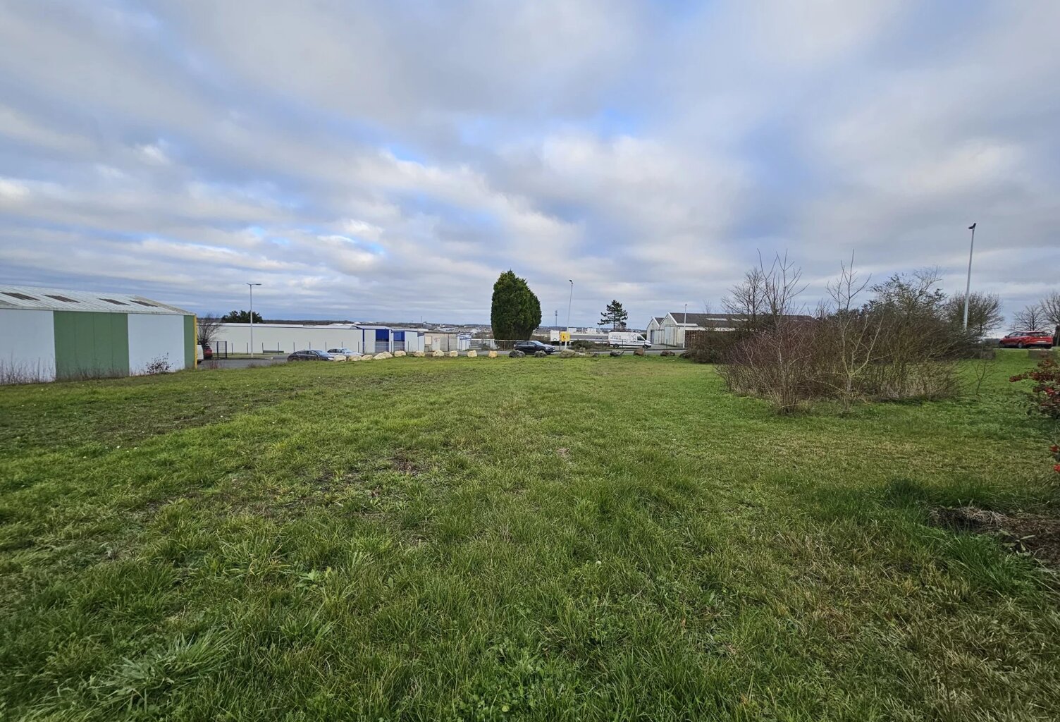3916m², zone industrielle Surgères Ouest — photo 1